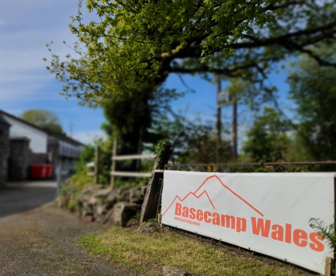 Basecamp Wales Hostel Llanllyfni Exterior photo