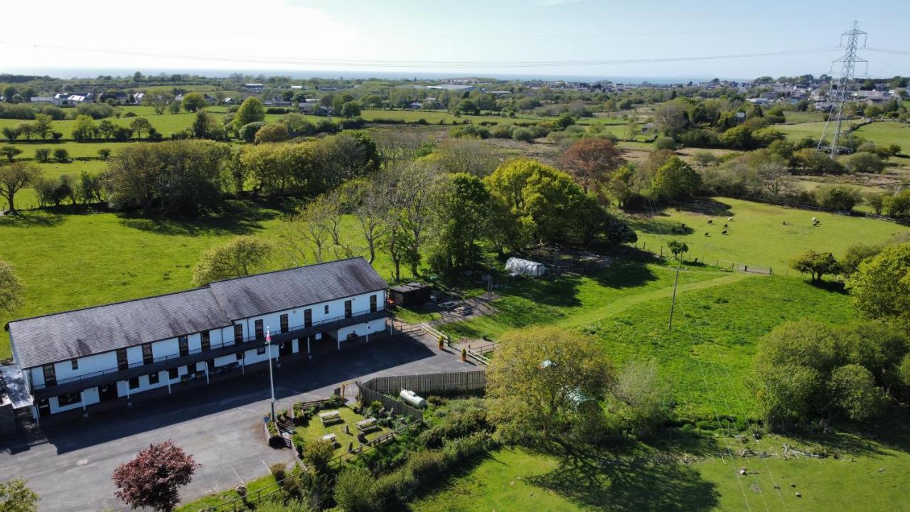 Basecamp Wales Hostel Llanllyfni Exterior photo