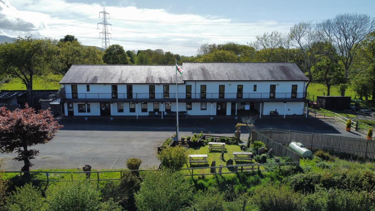 Basecamp Wales Hostel Llanllyfni Exterior photo