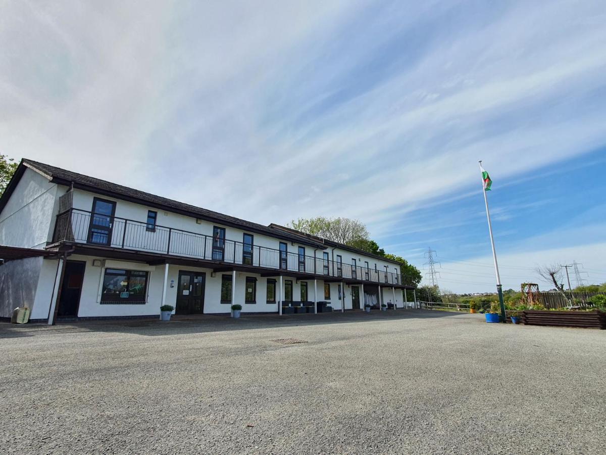 Basecamp Wales Hostel Llanllyfni Exterior photo