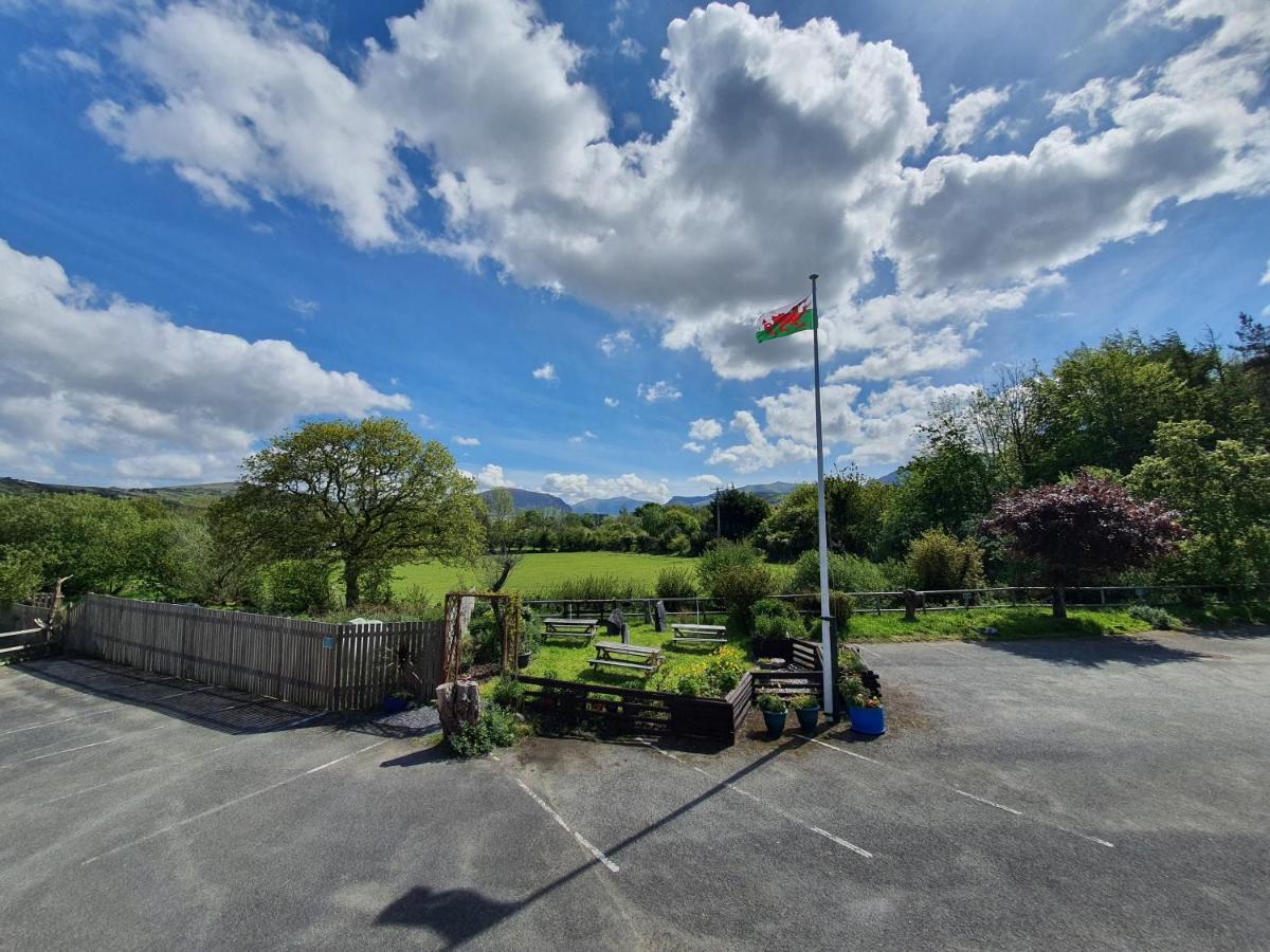 Basecamp Wales Hostel Llanllyfni Exterior photo