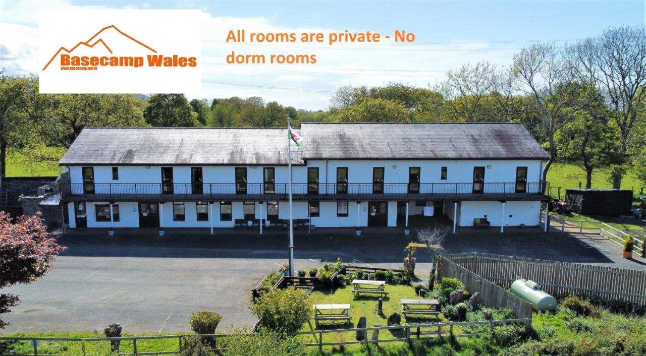 Basecamp Wales Hostel Llanllyfni Exterior photo